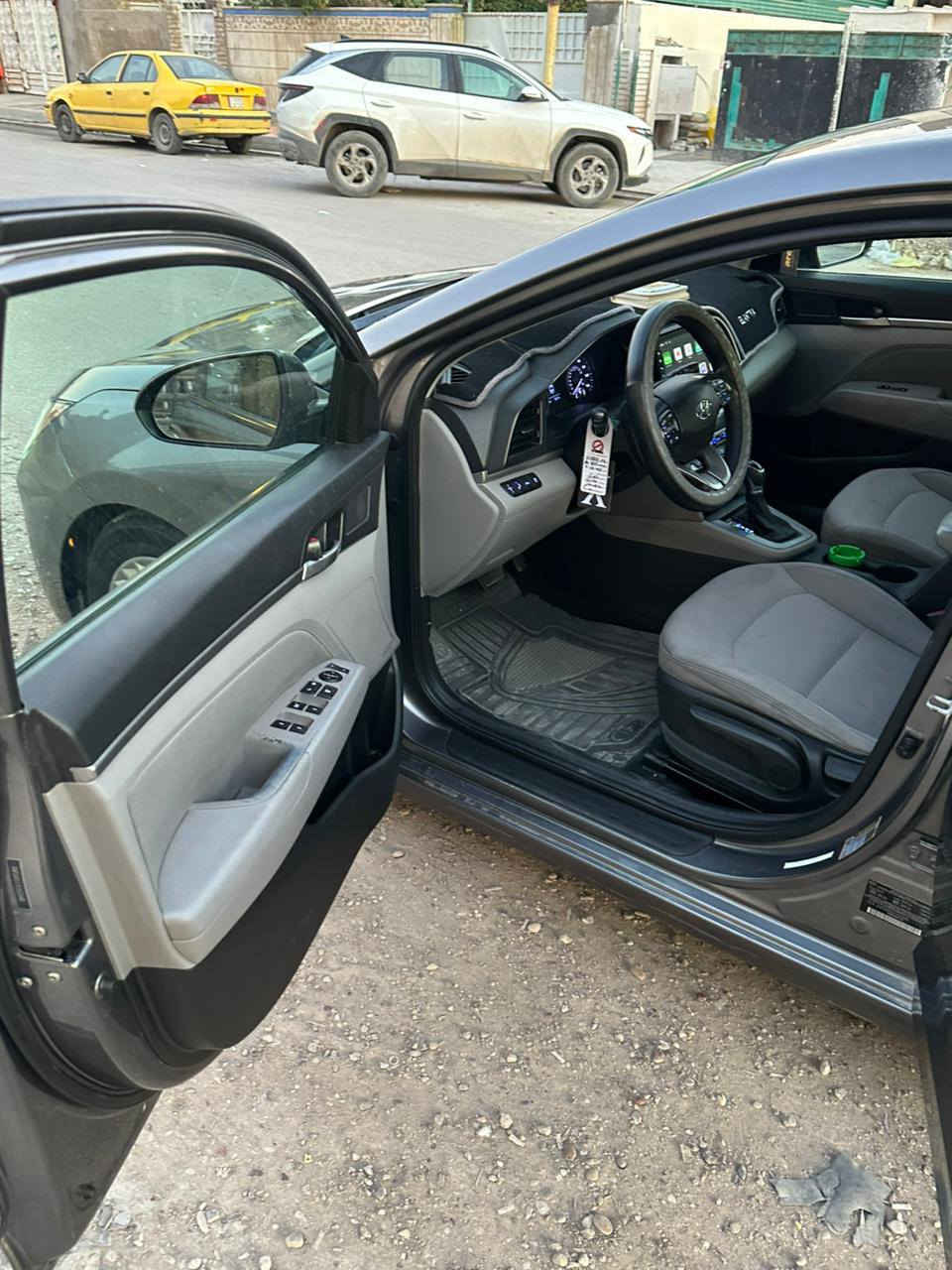 السلام عليكم
النترا 2020 وارد امريكي حادث السيارة  

چاملغ وربع الباب صفحة الراكب 

مواصفات السيارة ( مانع انزلاق، تحديد مسار، رادار امامي، مانع تصادم، ) محرك 2000 دوش گير AT 

ممشى السيارة 78 الف ميل 
السعر 13,500
للاستفسار الاستصال ***********
