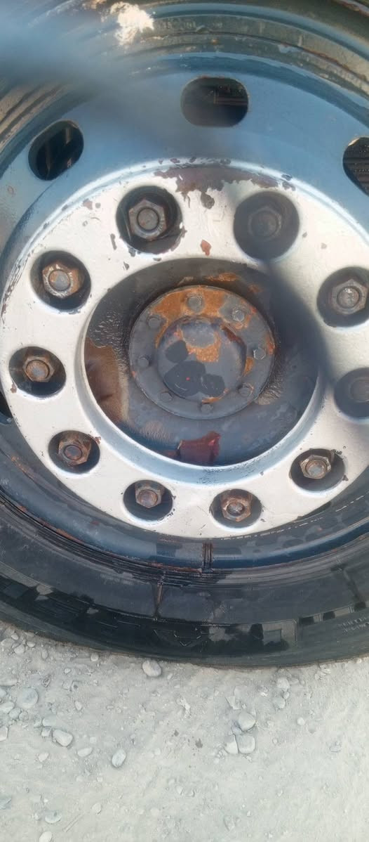 سلام عليكم قجمه للبيع موديل 79 محدثة رقم نكليزي بسمي شخصيا قماره مصبوغة جماليه داخل بلادي محرك وكير مكفولات تخم تاير مجموعة نص جيف دنكير اقجم فرندكسن 81 بدي جديد كبل للشغل ماتصرف عليها ربع  للاستفسار الاتصال ***********
