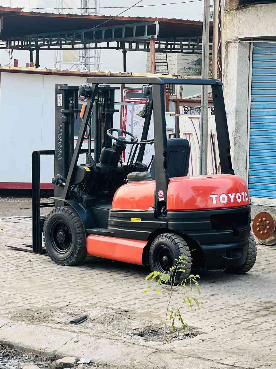 تيوتا 2طن بانزين ٤حركات نضيفه كلش ب 45 ورقه ومجال بسيط ***********
