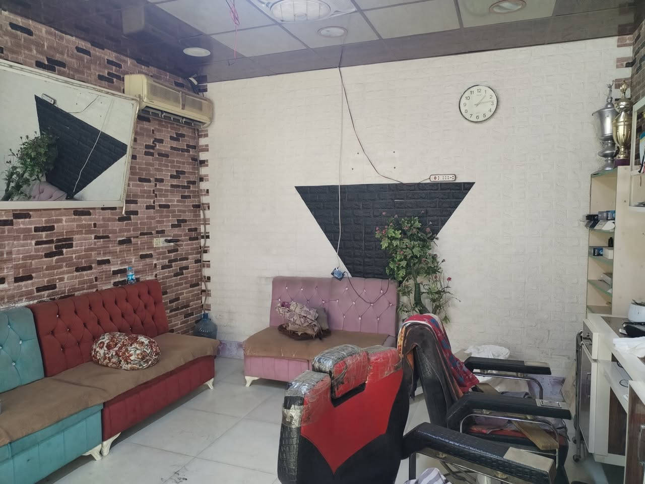 محل حلاقة للبيع كامل مابي نقص
سبب البيع عدم التفرغ 
موقع المحل سايدين مركز العروبة 
حي النصر 
***********
