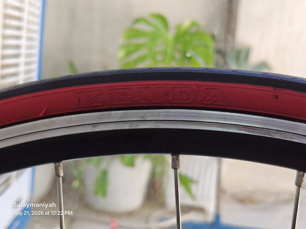 سڵاو پاسکیل بۆ فرۆشتن
مۆدێل و بڕاند: Parkpre Alumax
ئەوروپی

جۆری پايسکيل: ڕێگا  (Road Bike)

📌 تایبەتمەندییەکان:

چوارچێوە (Frame): ئەلەمنیۆمی سووک و بەهێز (Alumax)

دیزاین و ڕەنگ: ڕەنگی زەرد و ڕەش

ویل و تایەکان: ویلی سپۆرت بە تایەی ڕەنگ سوور ، ٤ مانگە تایەی بۆ گۆڕڕاوە بە مارکەی کیندا.

قیاسی:٢٨

گێڕ:٨×٢

ئێکسسوارات و زیادکراوەکان:

دوو شوێنی مەترەی ئاو (Water bottle cages)

کەیف / جزدانی ژێر کورسی بۆ هەڵگرتنی کەلوپەل

لایت / ڕەفلەکتەری سەر سوکان

لێنۆکی سوکانی تایبەت (Handlebar tape) بۆ دەستگرتنی ئاسانتر

⚙️ دۆخی پايسکيلەکە:

ئامادەیە بۆ بەکارهێنان و تەنها تایمێکی گێڕەکانی بدرێت باشترە.

زۆر گونجاوە بۆ وەرزشکردن، ڕاهێنانی ڕۆژانە و بڕینی مەودای دوور.

💵 پێشنیاری نرخ: [٢٢٠ هەزار و معامەلە]

📍 شوێن: سلێمانی 

📞 ژمارەی پەیوەندی: [***********]

