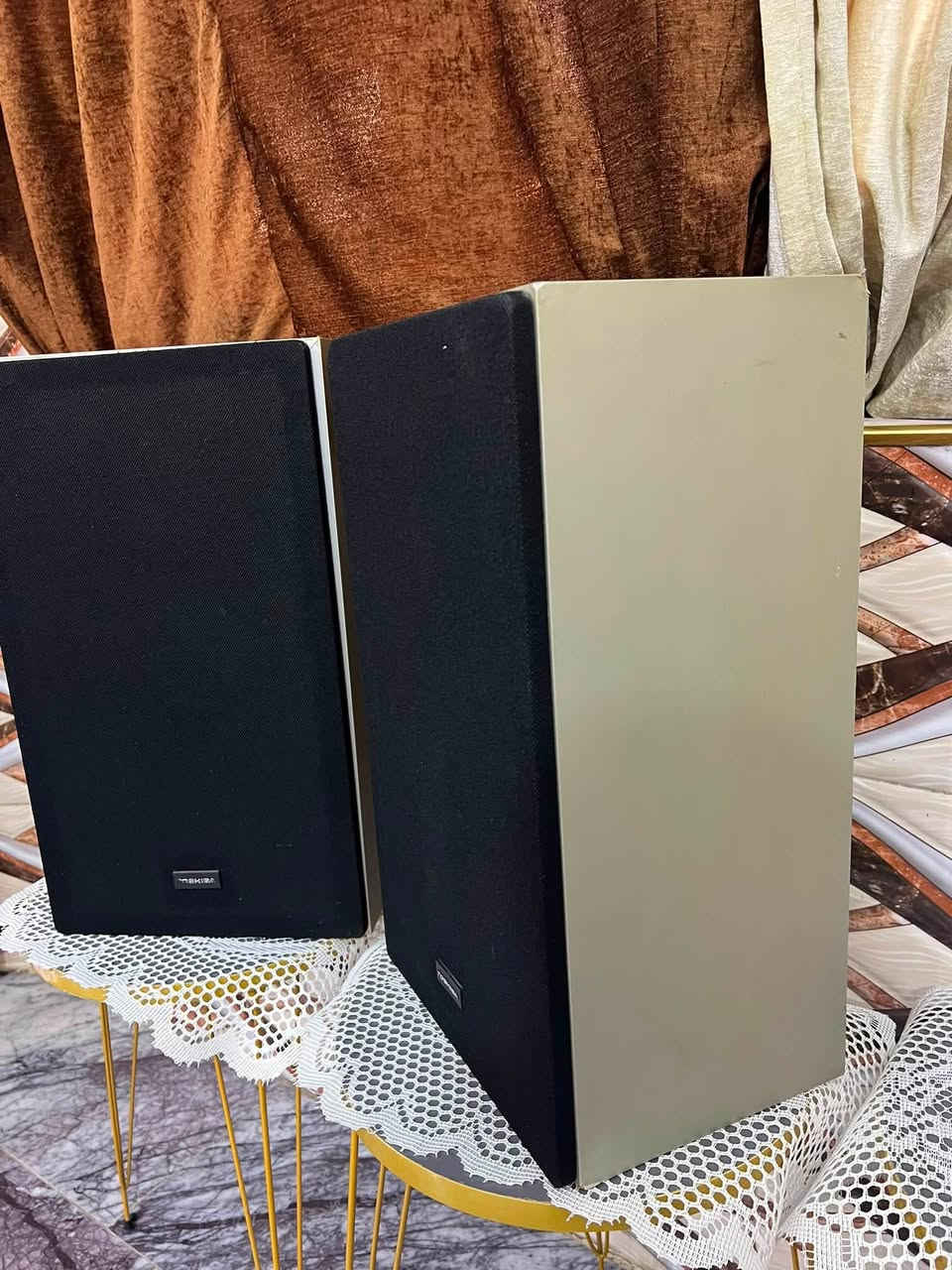 السلام عليكم 
زوج سماعات 
حجم متوسط 50سم 30x
ماركه Toshiba
صوتهن واضح ومتوسط مو عالي كلش
نضيفات كلش وقديمات عندي 
والتصوير مالت اليوم
سعرهن 80 وبيهن مجال
اعلى سعر ابيع
بغداد / الشعب
***********
