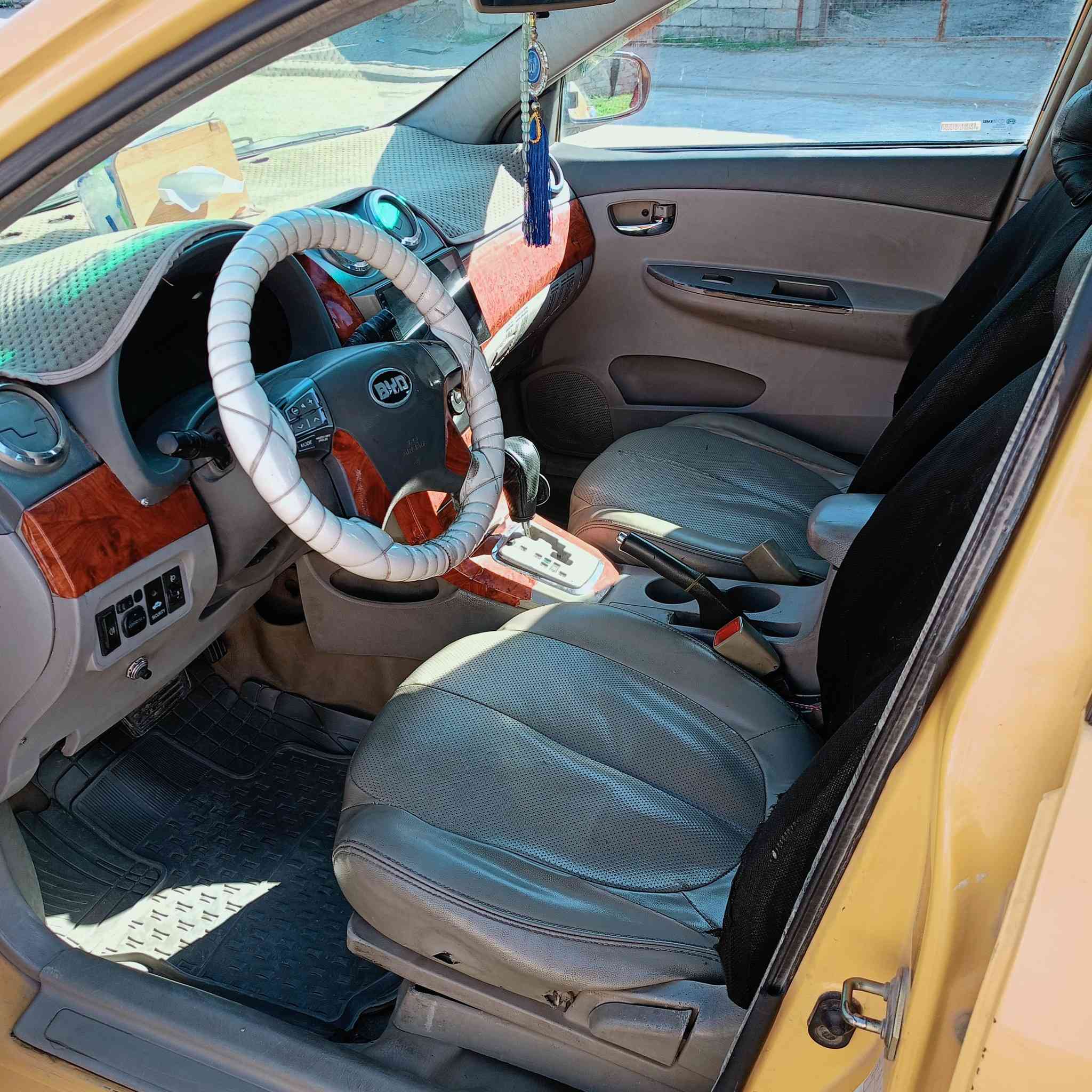 السلام عليكم ورحمة الله وبركاته
سياره بيوادي للبيع موديل 2013دفتر بانزين بيه المكان كركوك السعر 50اوبيه مجال الاتصال على هذا الرقم ***********
