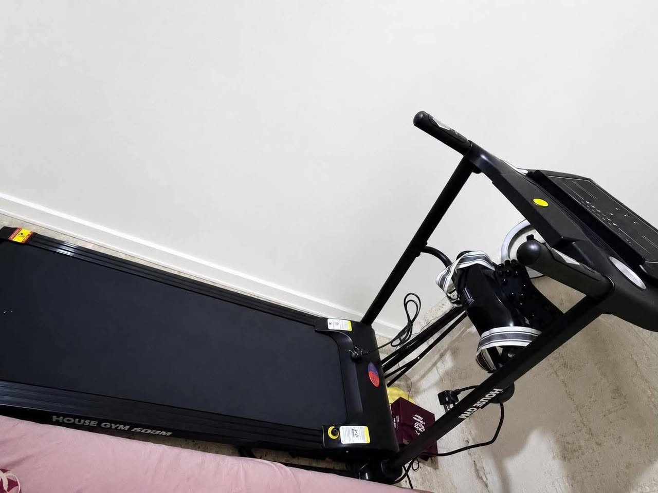 كلش كلش نظيف
مكلف بالنشر 
جهاز جري داخل المنزل، ويعمل بكفاءة.

📋 المواصفات:

* الماركة: House Gym
* الموديل: 502M
* النوع: سير كهربائي منزلي
* السرعة: من 1 إلى 12 كم/ساعة
* المحرك: 3.0 HP
* الجهد الكهربائي: 220–240 فولت
* التردد: 50Hz
* أقصى وزن للمستخدم: 120 كجم
* شاشة رقمية تعرض:
    * الوقت
    * السرعة
    * المسافة
    * السعرات الحرارية
* مزود بحامل أكواب ومفتاح أمان للإيقاف الفوري
السعر 350 قابل للتفاوض


**إذا كنت صاحب هذا الإعلان وتريد حذفه لأي سبب، رجاءا أرسل رسالة إلى الدعم الفني**
