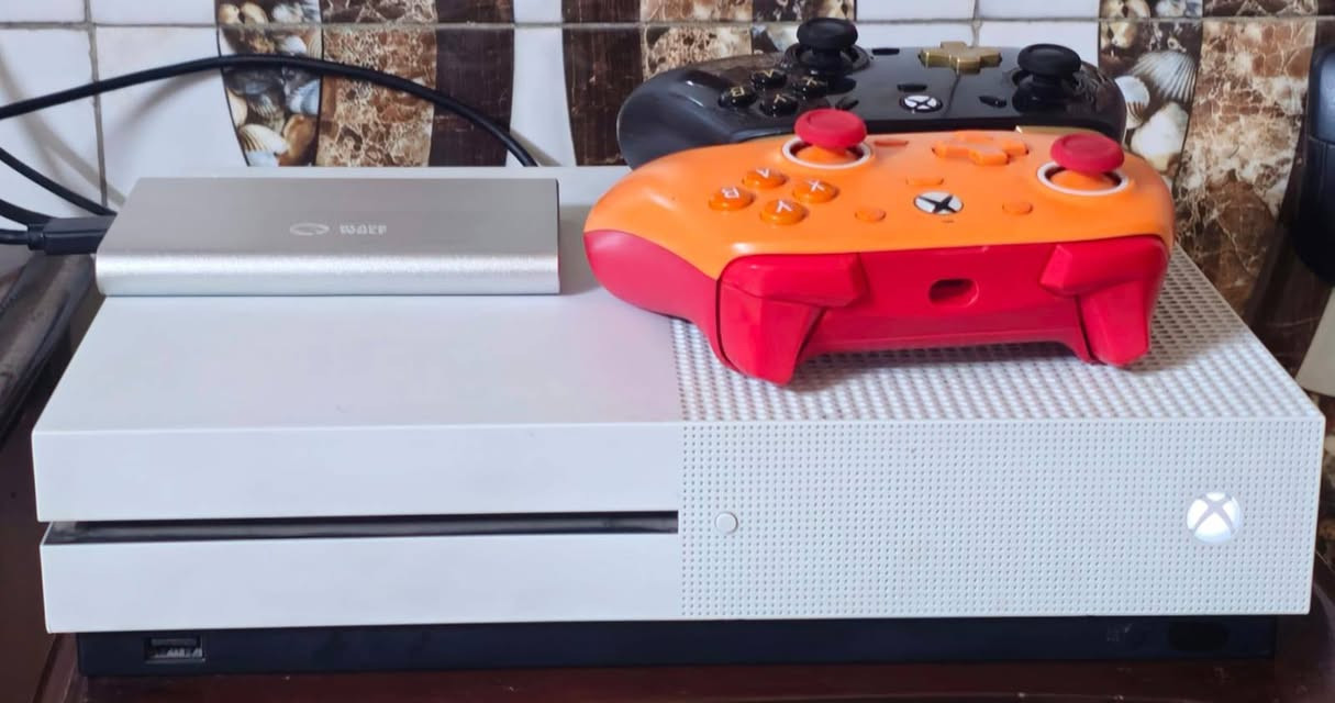 السلام عليكم اكس بوكس وان اس مستخدم شهرين ما مفتوح نضيف بنسبه 95 نسخه 512 GB وياه هارد 1 تيره و يدتين كيم سير و يوبي اس وقرص روكت ليك سعره 350 الف وبيه مجال ***********
