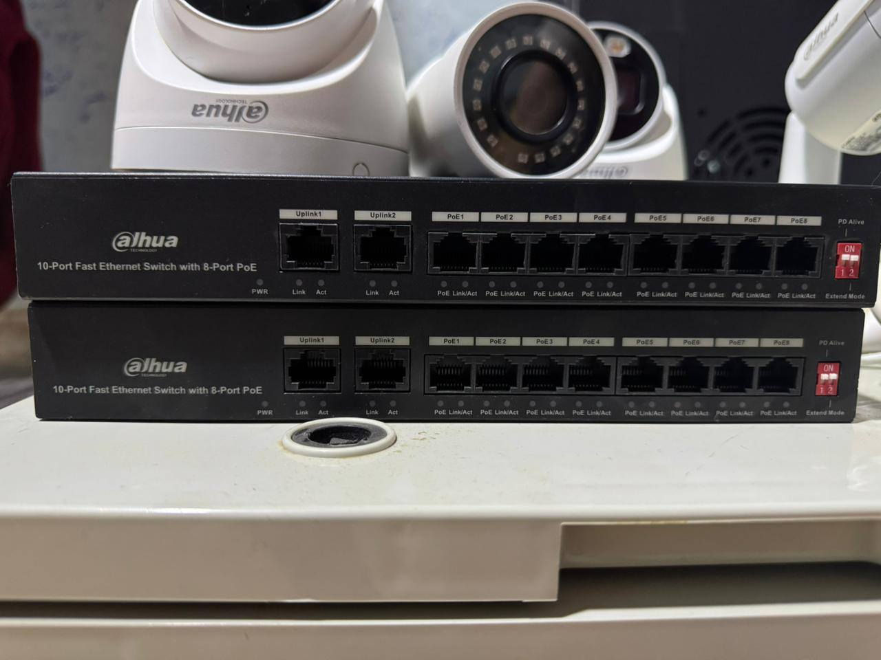 كاميرات مراقبة Dahua شبكية (IP) بدقة 4MP عدد 10 مع السويتشات
السلام عليكم

تفاصيل العرض والمواصفات:

1️⃣ الكاميرات (العدد الإجمالي: 10 كاميرات دقة 4MP):

عدد (2) كاميرا داخلية (صوت وصورة ملون):

الموديل: HDW2439T-AS-LED

المميزات: تحتوي على مايك مدمج لتسجيل الصوت بدقة، وتدعم خاصية Full-Color (رؤية ليلية ملونة بالكامل على مدار 24 ساعة كأنها في النهار) [!].

عدد (5) كاميرات داخلية/خارجية (صورة ورؤية ليلية ذكية):

الموديل: HDW1431SP

المميزات: دقة 4 ميجابكسل ممتازة للممرات والصالات، رؤية ليلية بالأشعة تحت الحمراء (أبيض وأسود) تصل إلى 30 متراً بجودة عالية.

عدد (3) كاميرات خارجية (صورة ورؤية ليلية فقط):

المميزات: هيكل خارجي متين مصمم لتحمل الظروف الجوية القاسية (شمس، مطر، غبار) وممتازة جداً لتأمين السور الخارجي أو الكراج بالليل والنهار.

2️⃣ السويتشات (PoE Switches) المشغلة للمنظومة:

عدد (2) سويتش تشغيل:

المميزات: سويتشات مخصصة لكاميرات الـ IP، تقوم بنقل الطاقة (الكهرباء) والبيانات للكاميرات عبر كابل الشبكة مباشرة دون الحاجة لمداور طاقة أو وايرات إضافية (خاصية PoE) [!].

السويتشات تكفي وتشغل الـ 10 كاميرات وزيادة، وممتازة جداً لتوزيع الكاميرات وتسهيل التسليك.

3️⃣ الكابينة والصناديق (الحماية والتنظيم):كابينة (راك حديدي) ماركة ZEUS الأصلية:المميزات: حجم مناسب بـ واجهة زجاجية قوية وقفل أمان ومفتاح [!]. مخصص لحفظ جهاز الـ NVR والسويتشات وحمايتها من الغبار أو العبث والسرقة.
 (2) صندوق بلاستيكي كبير (ترانكينج/صناديق تجميع):المميزات: الصناديق الكبيرة الموضحة أسفل الكاميرات، مخصصة لتجميع وتمديد الأسلاك بشكل مخفي ونظيف جداً داخل البناية لحماية التوصيلات والحفاظ على المظهر الجمالي للمكان.

يوجد توصيل

مراسله واتساب ***********
