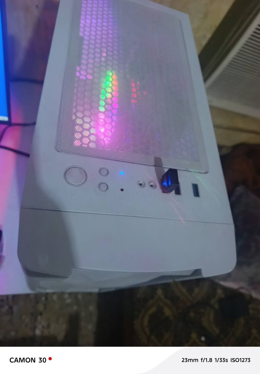 : كارت الشاشة rtx2060super msi game x كارت نظيف تحت الضغط75 
‏معالج Intel(R) Xeon(R) CPU E5-2680 v4 @ 2.40GHz (28 CPUs), ~2.4GHz
‏: مذر بورد x99pr9h
‏ رامات 16 3600قطعه وحده فقط
: هارد m.2 تيرا
‏: كيس نظيف ويا اربع مراوح يشتغل RPGلكن اني لاغيهن لان ماكو الهن منفذ بالمذر                          شاشة mntob 165h ips 1ms full hd 1080 ماكو وياها كارتون فقط كيبل
‏: كيبورد عدد ثنين واحد كامل واحد ربع للكيمنك
‏ وماوس
‏وياها يدة xbox360 هدية                                    ماابيع لا كارت وحده ولاكيس وحده ولا شاشة وحده الشراي يتصل فقط***********                           عنواني بابل حله.... ماعندي توصيل تجي تفحص من داخل البيت وتاخذ.......... 710الف وبيها مجال حك الجيه فقط فقط
