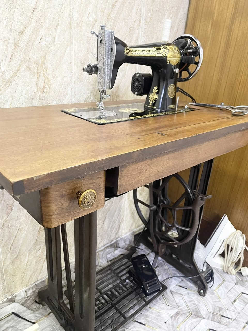 ماكنة خياطه سنجر أنكليزي أنتيك صنع عام 1942 تخيط مأطور ( دواسه) كهرباء وتخيط رجل وباليد ( عتله) خياطه درجه أولى 
ماكنه مال بيت استخدام قليل 
السعر 250 ألف سعر نهائي 
للمهتم خاص ***********
المكان كركوك الحريه
