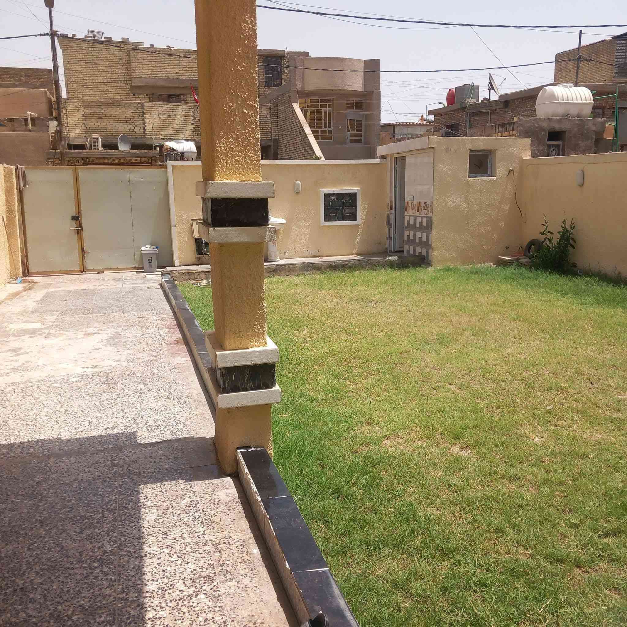 السلام عليكم بيت للبيع طابو صرف في الكمالية شارع الأصفر بالفرع مرطبات التميمي قرب شارع كريدي المساحة ٣٥٠م واجهة ١٠م ونزال ٣٥م البيت نظيف للسكن وعالي من الشارع ويرهم ايجارة لمدرسة او روضة السعر المتر ٨٥٠الف دينار للاتصال *********** ويرهم بيع نصف البيت او كامل البيت حسب الطلب
