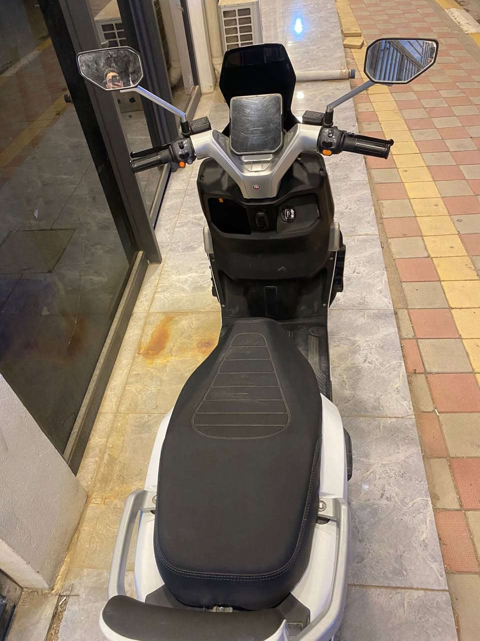 السلام عليكم
موطور صاعقه موديل ٢٦
٦بطاريات فول نضافه مستعمل شـَيہ‌ بسيط مكفول من كلشي  يمشيك فوق ٣٥كم 
السعر ٨٥٠ وبي مجال 
للاستفسار التواصل ***********
