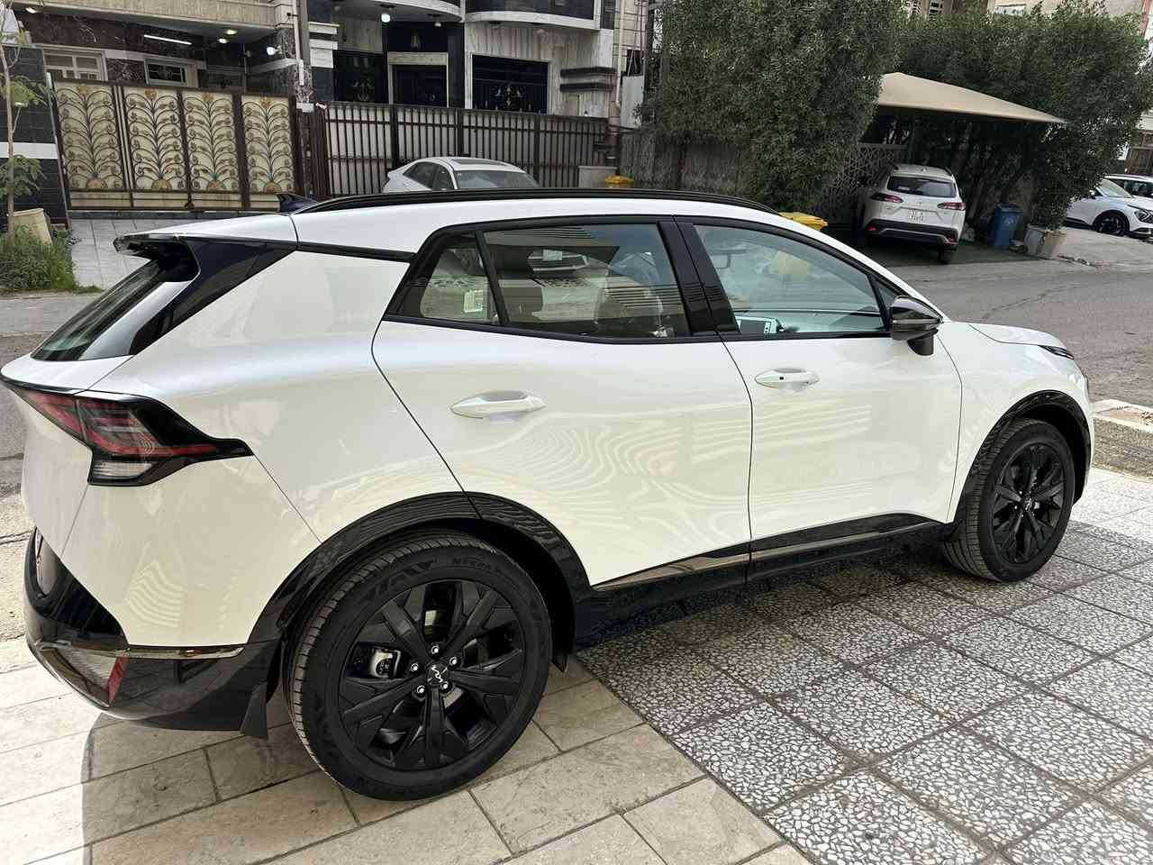 سبورتاج بلاك ادشن 2025 
- البيع نقدا فقط.  السعر 24000  بيها مجال بسيط
الموديل : 2025 . (خليجي) . 
المحرك : 4  سلندر DOHC 2.0 . 
العـــداد : 16.600كيلو متر قابل للزيادة  . 
الضمان : 5 سنوات او  100.000 كيلو متر . 

المواصفات : 
* بانوراما
* دخول وتشغيل بصمة.
* تشغيل عن بعد.
* تحذير النقطة العمياء.
* أنظمة قيادة متعددة.
* المصابيح الأمامية زينون.
* كشافات الضباب زينون.
* لوحة عدادات المركبة LCD.
* المقاعد الأمامية كهربائية.
* مقاعد جلد أخضر ألكانتارا.
* حساسات خلفية وأمامية.
* حساس مطر.
* هاند بريك بصمة.
* نظام Apple CarPlay.
* مكيف خلفي.
* مرايا كهربائية.
* صندوق كهربائي.
* برداية صندوق الأمتعة.
* إطار قياس 235/50R19 إنش.
* تطعيمات برونزية أنيقة.
* تفاصيل خارجية سوداء لامعة.
الهاتف 7700003873


**إذا كنت صاحب هذا الإعلان وتريد حذفه لأي سبب، رجاءا أرسل رسالة إلى الدعم الفني**