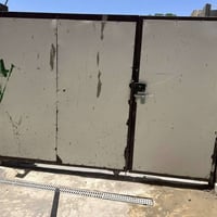 باب حديد خارجي للبيع قياسات  عرض : الباب  2 متر الارتفاع : 180 سم نظيف...