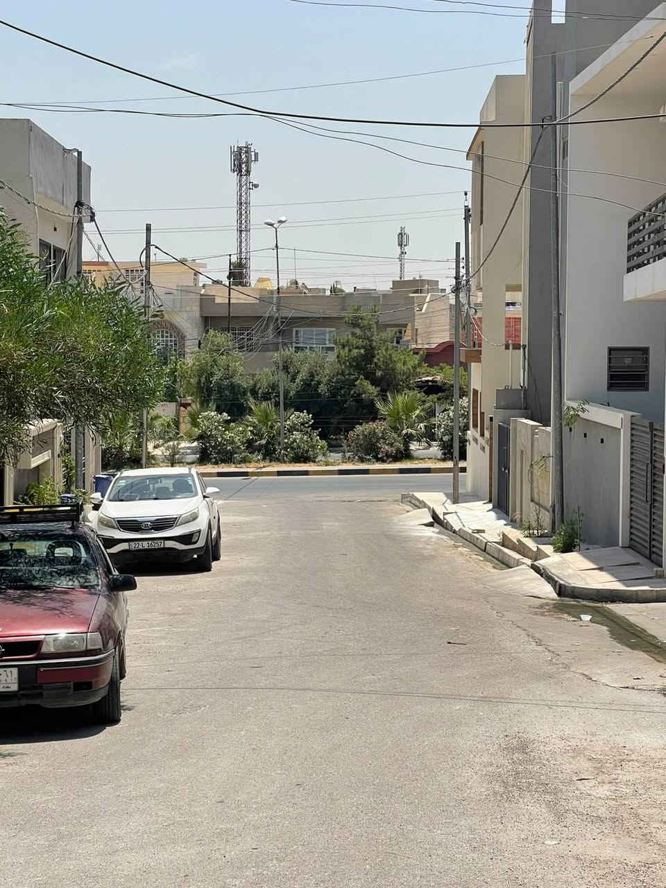 داران تؤام للبيع 🏠🏠 

الموقع 📍 حي الحدباء تقطيع اراضي البلدية فئة أ👉 قريب من سائدين الشقق الحدباء 🏢 

بناء حديث زيرو فارغ 🔑 

المساحة 100 متر ✳️ كل دار.      واجهة 5 ✳️ العمق 20 ✳️

شارع تبليط بعرض 12 🛣️ 

كل دار يحتوي على طابقين كاملة ✅ 5  غرف نوم 

الطابق الارضي مكون من/ غرفة نوم/ هول مفتوح على الاستقبال/مطبخ/ صحيات/ كراج ✨ 

الطابق الثاني مكون من/ ثلاث غرف نوم/ صحيات ⭐ 

الطابق الثالث / غرفة مع بيتونة ✨ 

كما هو موضح بل الصور 📸 

للاستفسار اكثر الاتصال على الارقام التالية 👇 

***********📱.  ***********📱  ***********📱

السماك لتجارة العقارات 👉 عنوان المكتب 📌 حي الصديق بعد مرطبات البحرين سائدين الصديق الرئيسية مقابل مدرسة تبارك الاهلية 👍@
