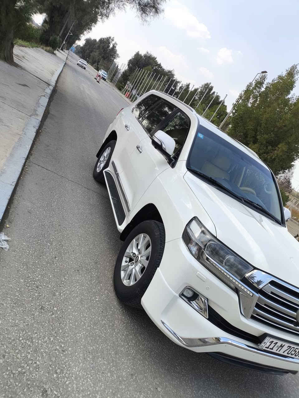 السلام عليكم 
لاندكروز 2017 وايت اديشن اصل فول 1/1 رقم بغداد الدولي الجديد  بسمي رقم وسنويه كله جديد ماشيه 200الف حقيقي مكفوله كفاله عامه كير مكينه حدداديه كله مكفول (فقط بارد قليل)المواصفات — شاحن لاسلكي 
1 بصمه + 
2- سلايت 
3- كشنات جلد + كشنين كهرباء + كشن السائق 3 حركات 
4- 8 ارباك 
5- شاحن لاسلكي  
7- مري شفط + مري قلاب عند الرجوع + اشاير بالمري 
8- اشاير لكزز + لايت اسود 
9- حساسات امامي خلفي 
10 - كامره 
11- زراك لايت 
12- طفايه 
13- تشغيل عن بعد 
14- اناره داخليه 
15- دوس علامه لاندكروز ضوئيه 
16- دبل ماوس 
17- ثلاجه + فور ويل
18- جام يصعد وينزل عن طريق البصمه 
معروفه مواصفات الوايت اديشن فول 1/1 السيارة على ادينة وجديدة جداً 
السعر 46 الف وبيه مجال بسيط ترهم مراوس حسب القناعه
رقم ‏‪0772 419 6614‬‏//‏‪078-062-22330
