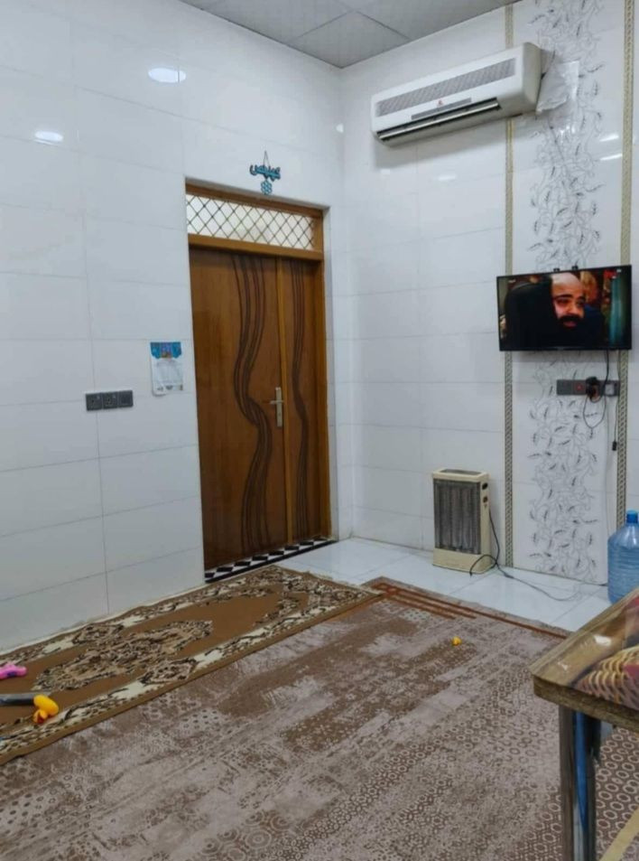 سلام عليكم خوان للبيع بيت بالثوره مساحه ١٦٥ طابقين طابق الول كامل وطابق الثاني عوزه لبخ وترتيب بيت طابو صرف سعر البيت مناسبه الشراي يتصل ***********
