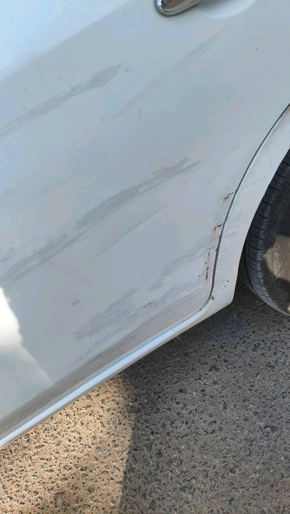 سلام عليكم. 
نيسان سني هندي موديل 19
رقم كربلاء الدولي باسمي تحويل مباشر
كير مكينة تبريد مكفولات 
حداديه نص عمر، نوزلات بلكات باتري تخم تاير كله جديد
مابيها صبغ فقط بالمشور اثر طخات ستوته ومامعمرات.. مكاني كربلاء السعر91وبيها مجال بسيط.. 
ت/***********..
