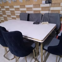 ميز طعام • وبي مجال • للبيع