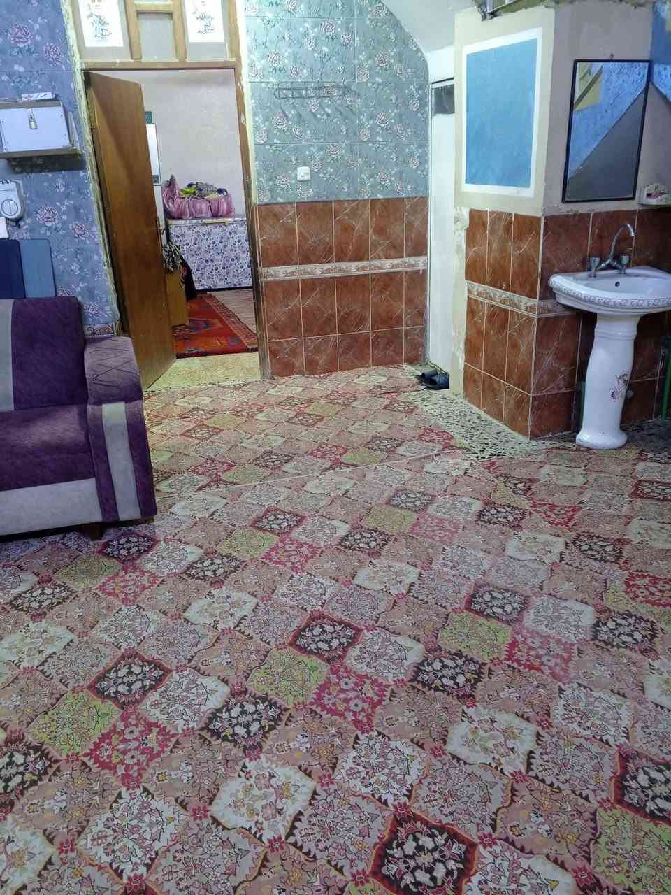 السلام عليكم بيت للبيع حي طارق شارع الوسط قرب حسينيه ابو صالح مساحه 175متر سعر 150وبي مجال ***********
