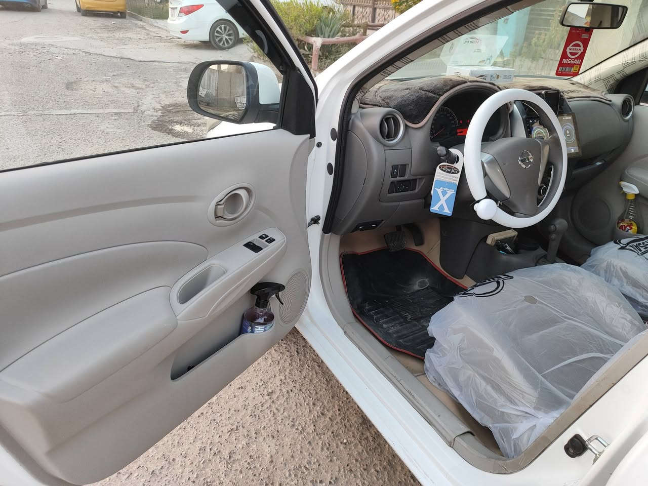 السلام عليكم للبيع نيسان سني هندي موديل ٢٣ بسمي رقم اربيل سنويه ل٢٨ تريد تحويل تريد وكاله حاضر السياره جاهزه لا صبغ ولا تبديل بيه فقط رصعات عدد ٤ وشخوط بدعاميه دبل سويج وكباتها  السعر ١١٥ مكاني بغداد حي الجهاد الاتصال ***********
