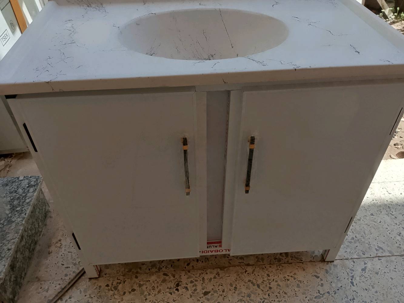 سنكات متر مرمر جديد ١٤٠ الف مقوى بجسور تحت الارضيه والرف مغلف بلاستيك من الداخل ضد الماء توصيل موجود بصره حجز وتساب ***********