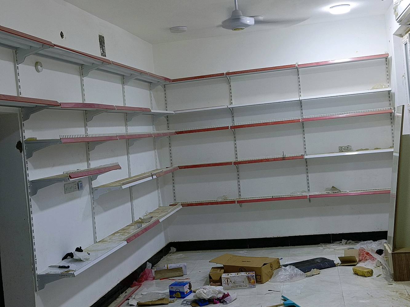 #رفوف تحمل اوزان ثقيله
 اخو الجديد مستخدمه جدا بسيطه
عرض ١٢٠*٤٠ نزال سنتم  . للطلب والاستفسار وتساب 