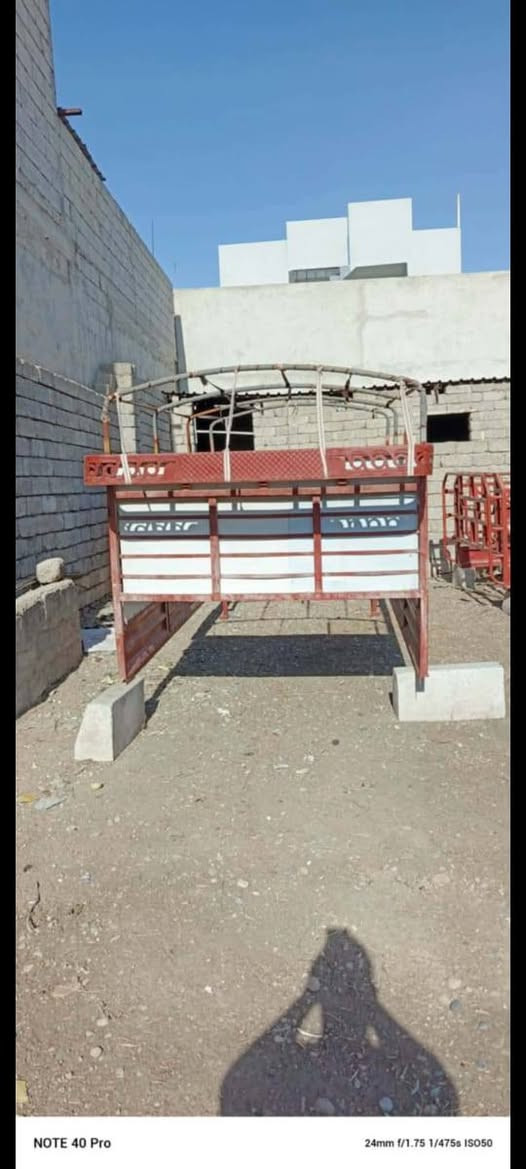 السلام عليكم اخوان هذا تشادر عندي للبيع هو والمحجل اللي يحب يشتري يتواصل وياي على هذا الرقم ***********
