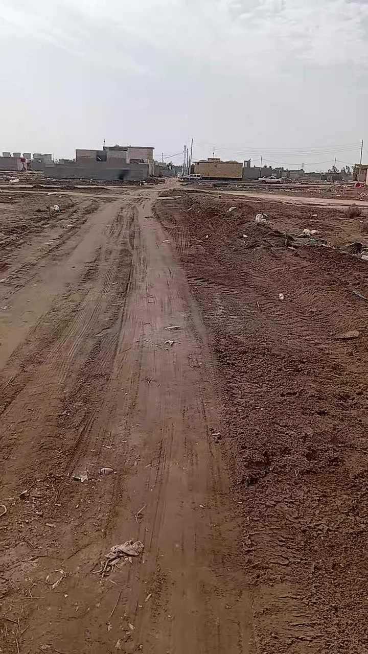 قطعة ارض زراعيه ٢٠٠ م السعر ٨.    بالصخين شارع سيد لطيف. الشارع ١٠ م   بوري الماء بالباب. كهرباء قريبه.  والشراي يتصل ***********.
