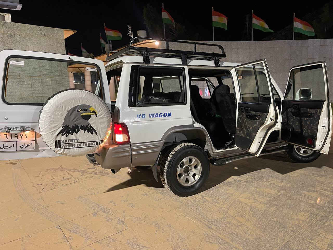 ســــلاوی خـــوودا 
لــــە هــەمـــولایــــەک هــــۆنــدا گـــالــــۆبـــەر 
مــــۆدێــــل ۲۰۰۱
ڕەقــەم هـــەولـــێـــر 
٨مـــانــگـــە بــەســـەرچـــــووە
بـــۆیـــــاخ دوپــــەڵــــە و ســـــەوزەکــەی بـــەهـــەر چـــواردەوریــــدا
تــــــەبـــریـــد
دەبـــل ئـــەکـــــســــــل 4‌‌×4
(قــــورس ، ســوک)
قـــــڤـــڵ مــــەرکـــەزی 
هـــەرچـــوار چــــام کـارەبــای 
 غـــاز و بــەنــزیـــن  غـــازەکـــەم لــــێ کــردۆتـــەوە لــــەبـــەر نــــــوێــــکردنـــەوە بـــێ کـــــێــــشــــــەیـــە بـــــــەشــــــەرت بـــــەنـــاو کــــــردن 
ســـــــحــــــری ٤۹ گــــەڵا و مــــــعامـــەلــــەکــی بـــرایــــەنــــــە 
***********
