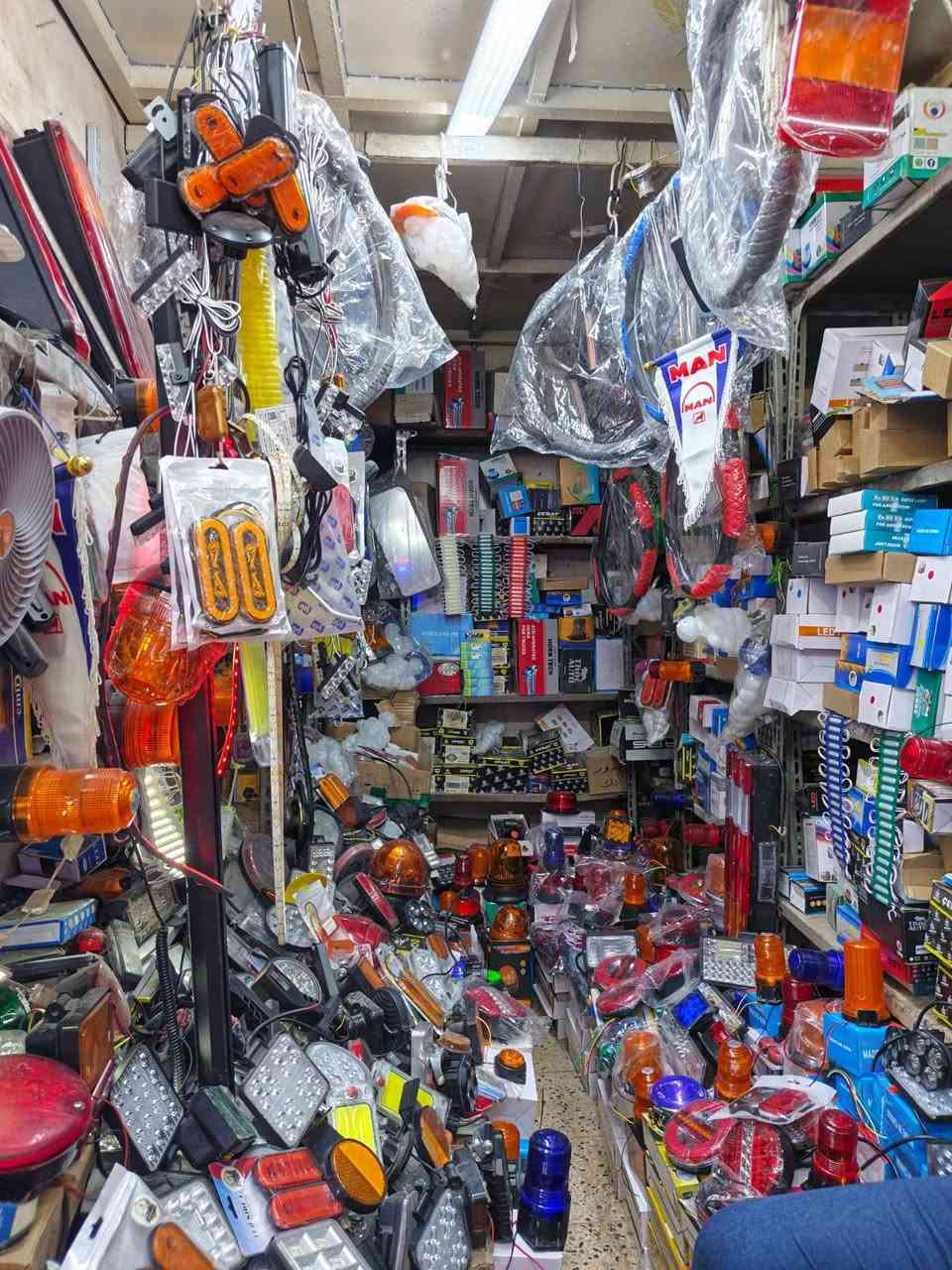 محل للبيع تخريجه عنوان بغداد السنك شارع الشنابر قيصريه علي العطار للاستفسار ***********
