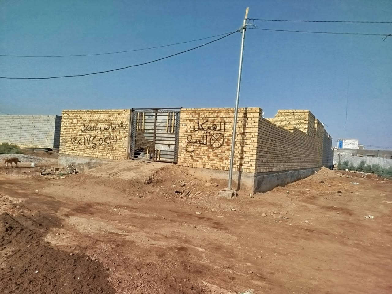 هيكل المساحه ٢٠٠ بيه غرفه وحمام كله طابوك السعر ٢٣ وبيه مجال العنوان حي فدك السعداويه طريق ال عواد ***********
