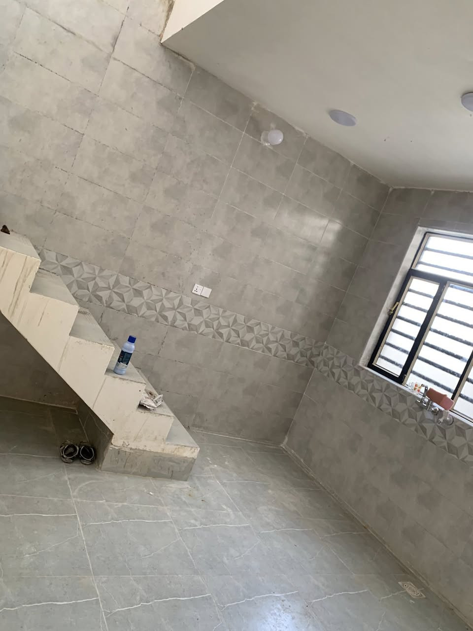 السلام عليكم بيت للبيع طابو سند ٢٥ المساحه ١٠٠ متر  كامل خدمات تبليط ماء كهرباء مجاري بناء جديد زيرو شغل درجه اولى يحتوي ع غرفتين نوم وصاله وستقبال مطبخ حار وبارد صحيات داخليه وخارجية السطح كامل شتايكر الإنتصار المهندسين  الاستفسار ***********
