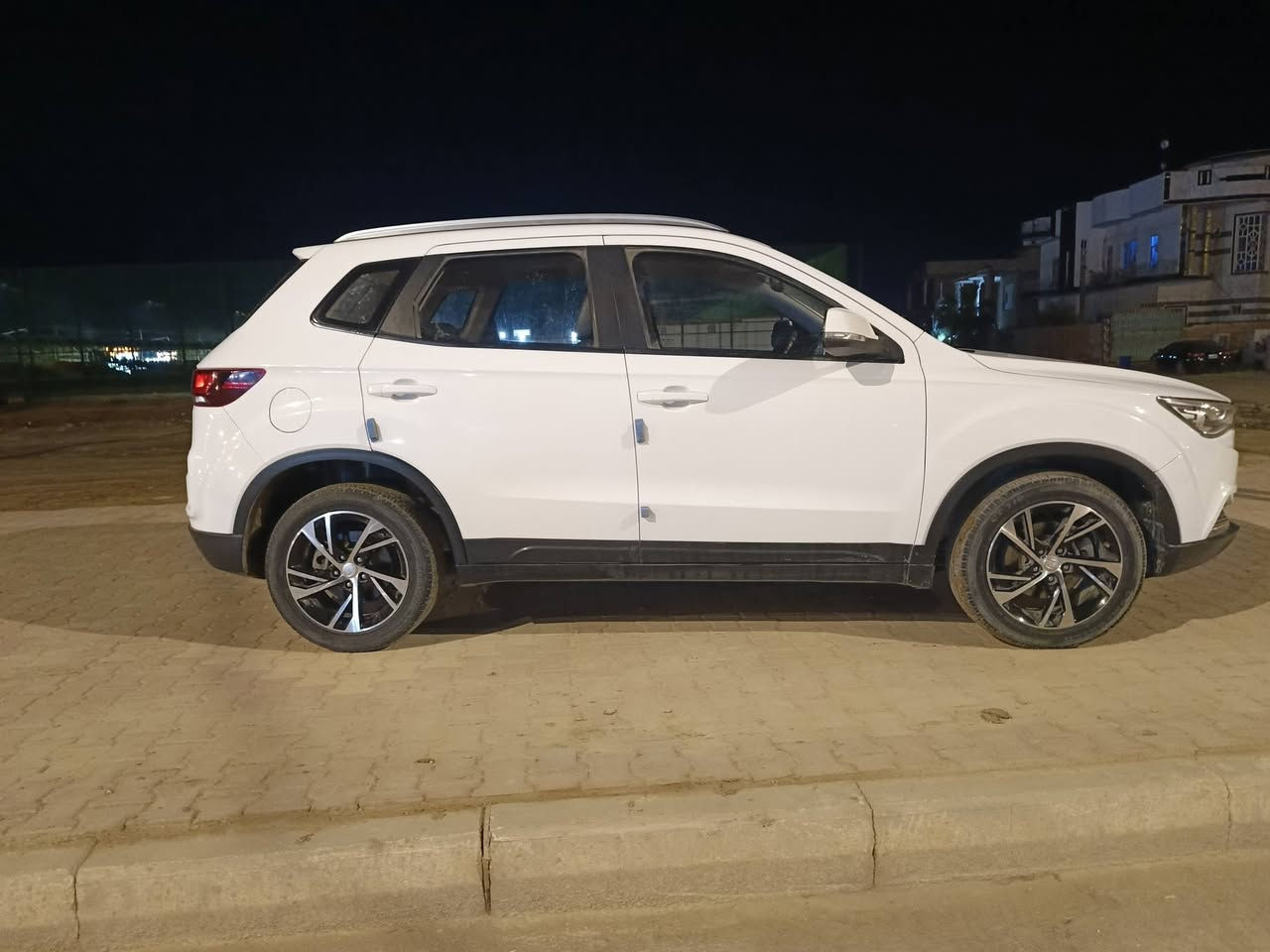 السلام عليكم للبيع فاو x40  موديل 2018 فول مواصفات 1/1 رقم قادسيه دولي مكينه 1800 لافتح ولا شي عله وضع شركه كير كذلك سياره ماشيه 95الف سياره جديده ماناقصه شي سياره معروفه مواصفات الفول لأن جميع بيه مكانه الديوانيه ومالكه ديوانيه و سياره بيه شبر بل بنيد صبغ وسعره ب 95وبيه مجال بصيط للستفسار ***********
