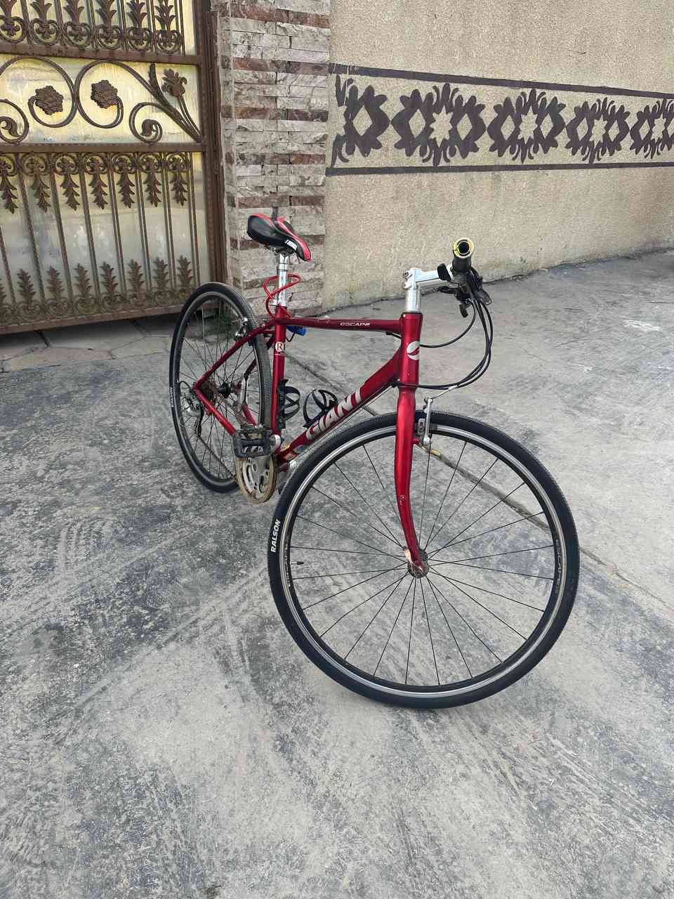 السلام عليكم
جاينت سكيب حديث و نضيف 
فول المنيوم ما نقصة اي 
.حجم الفريم S 
.حجم التاير 28 
اللون دم الغزال ❤️
.تايرات اصلية و جوابة كذالك 
السعر 175 وبي مجال بسيط 
مكاني بغداد العامرية ما عندي توصيل 
.للتواصل واتساب او تلفون 
***********
