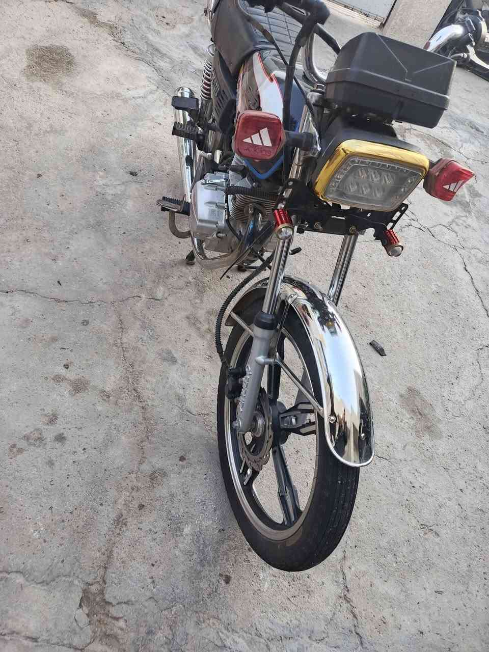 سلام عليكم  دراجه ايراني للبيع ...مال شغل لايت زنون وفدراليات محرك موديل 23
مكاني بغداد حي الجهاد.. السعر 500 وبيها مجال
***********
