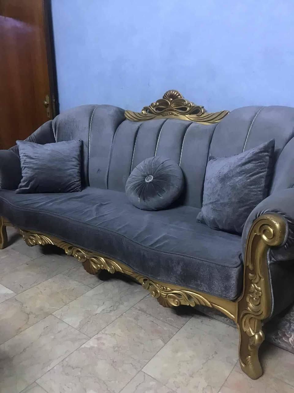 سلام عليكم مستعجل بيع تخم 10 مقاعد سعره 700 الف بي مجال من بغداد الشعب حي التجار رقم اتصال ***********
