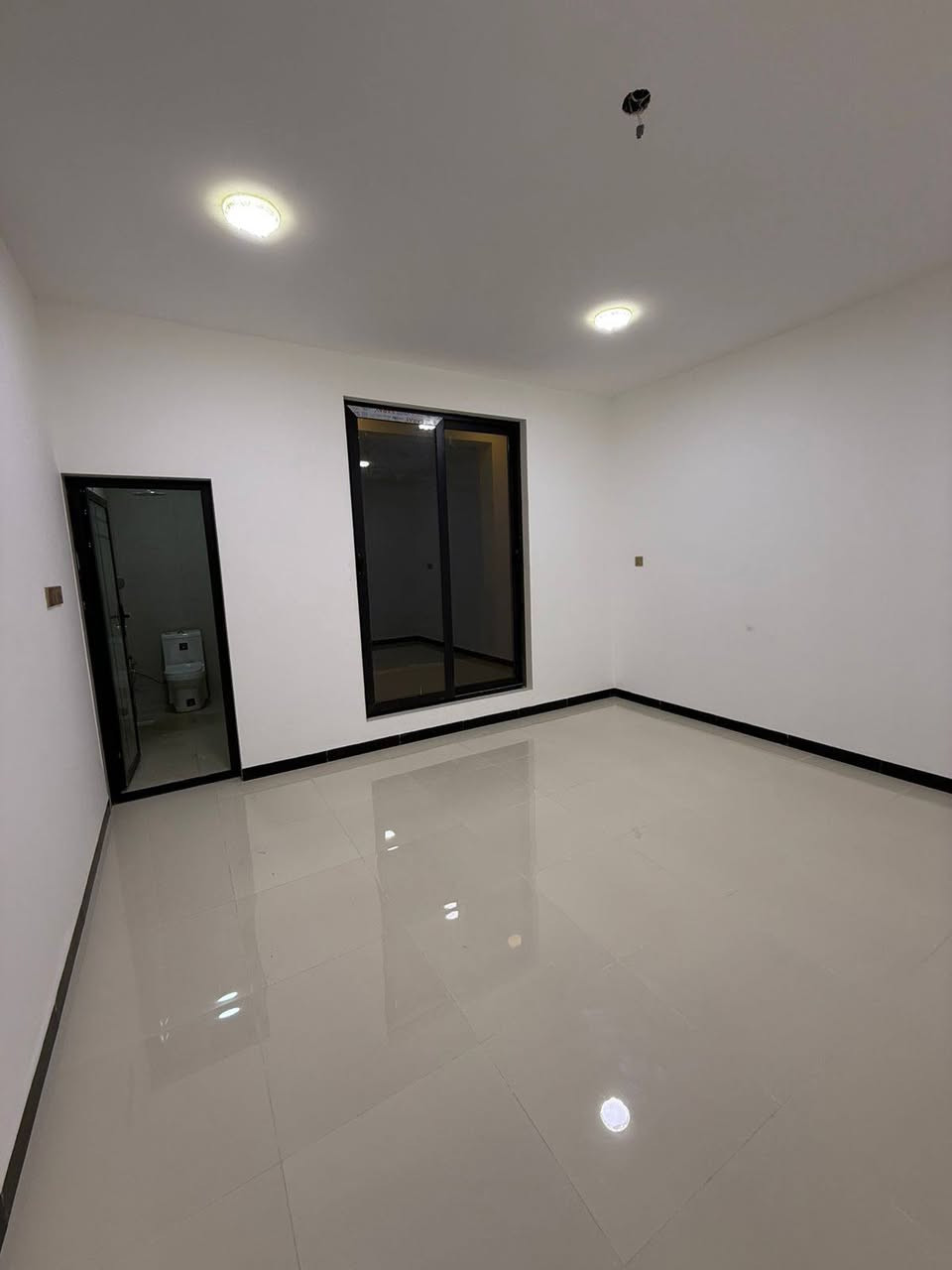 بيت طابقين طابو صرف بناء حديث درجة أولى فصال تركي موقع ممتاز جدا للبيع السعر 170 مليون بالبكرلي بالفنانين ثاني بيت عن الشارع العام خط كيات البكرلي قرب المدارس ابن طاووس الابتدائيه وايضا قرب المدارس بنت الهدى متوسطة واعدادية البنات وايضا قرب مدارس المتوسطة والإعدادية للبنين والمستوصف الصحي يعني سنتر مركز المدينة وفي مكان راقي جدا تبليط ومجاري يحتوي على غرفتين نوم وصاله ومطبخ وهول وصحيات فوك وصحيات جوه داخلية وخارجية منظومة كاميرات منظومة غاز نشرات ضوئيه للواجهية نظام التكيف والسبالت نظام مخفي البيت مواصفات عصرية حديثة ومتطورة المساحة 100 متر سند طابو صرف تحويل مباشر باسم المشتري للاستفسار ***********
