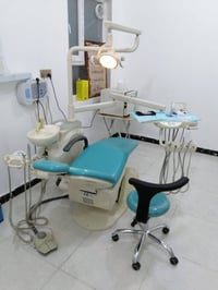 يتوفر لدى مكتبنا عيادة أسنان مستعمله تتكون من :- 1-چير أسنان نوع زاين ...