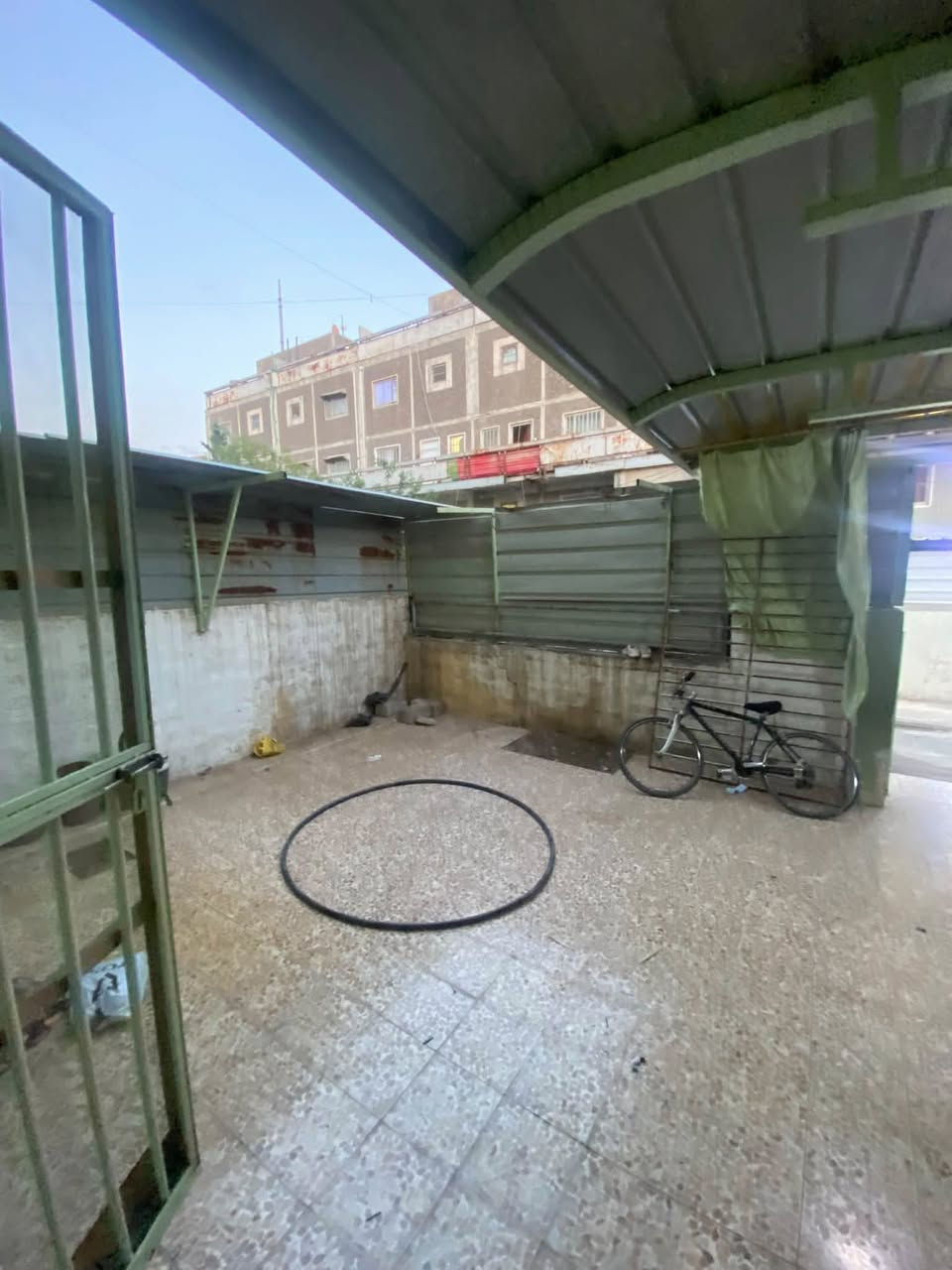 شقة صندوقيه طابق ارضي للبيع في شقق الخضراء 

مساحة ١٢٣ طابقين
تحتوي على غرف عدد ٣ واستقبال ومطبخ حار وبارد

سعر ٦٠ مليون وقابل للتفاوض

مكتب صفوان السنجاري 
***********
***********

