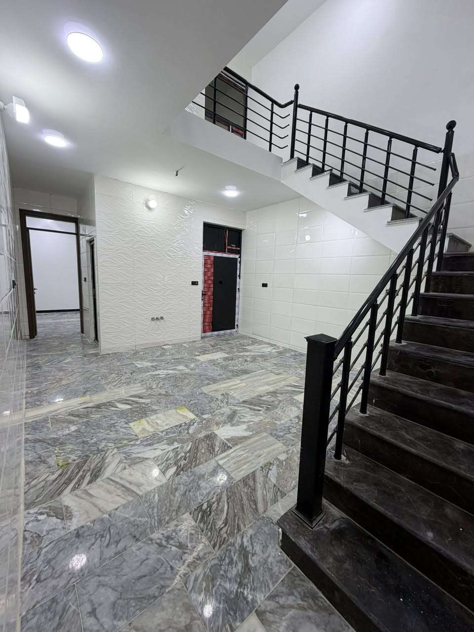 بيت 100م #للبيع واجهه 5 أضلاع مستقلة " كلش حلوو "
استقبال و3غرف نوم و خدمات طابقين و خارجية

#السعر 277 مليون وبي مجال / طابو ملك صرف
الشعب عدن خلف جامع الجهاد "شارع عريض بظهر التجاري"

***********
