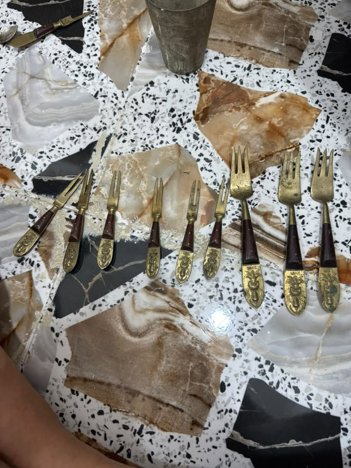 للبيع مجموعة غراض السعر 250 الف يوجد توصيل ***********
