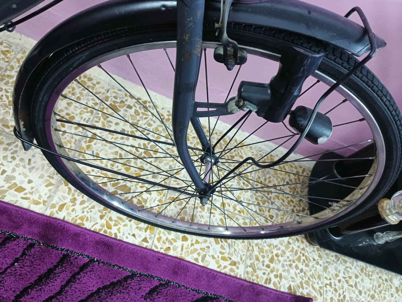 السلام عليكم بايزكل للبيع عبد الحليم مال باله اللون فيلي 🖤🖤 اصطابات كاملين  تيرات وجوابا جديد الاصلي دينمو شغاله ثلجي الضوء السعر 75 وبي مجال الاستفسار على الخاص او على هذا الرقم ***********
