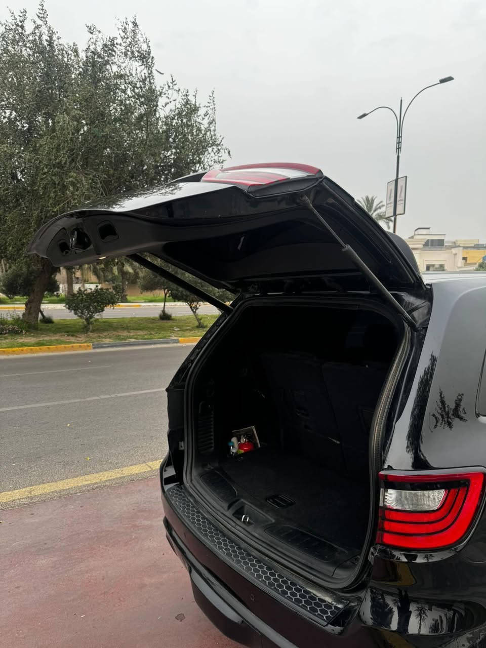 السلام عليكم
دوج #دورنكو GT 

السياره اربيل ب اسمي 

لون اسود

المواصفات

الموديل :2023

المحرك : 3.6L . V6  (ستة سلندر)
كير صدر كلة كفاله

تايرات بحالة ممتازة

مصابح امامية زنون مع LED مع كشافات دعامية زينون

بصمات عدد 2 للأبواب مع بصمة جنطة وبصمة تشغيل وتشغيل عن بعد
جنطة كهرباء

غرفة السيارة جلد لون اسود واحمر vip

رادار امامي مع مانع تصادم

حساس خلفي اصل

تحذير الخروج عن المسار

تحذير النقطة العمياء

سستم صوت

تدفئة مقود القيادة

مقود رياضي مع تحكم كهربائي

كامرة خلفية دوارة اصل مع الستيرن

شاشة الدشبول الحجم الكبير 10.1 انچ

نظام ملاحة GPS

گير شفتر ستيرنك 

تحكم فول كهرباء لكرسي السائق والراكب 

سستم صوت

تشغيل عن بعد

دفع رباعي 4*4

إطفاء وتشغيل اوتماتيكي

تحكم ستيرن جهتين بلوتوث وحاكية وكروس سرعة وتحكم صوت 

نظام ABS مانع انزلاق
بعد بيها هواي مواصفات

السيارة كفاله عامه بدون صبغ
بدون شخوط وبوارد

مكانها بغداد المنصور

السعر المطلوب :277

واتساب : ***********
