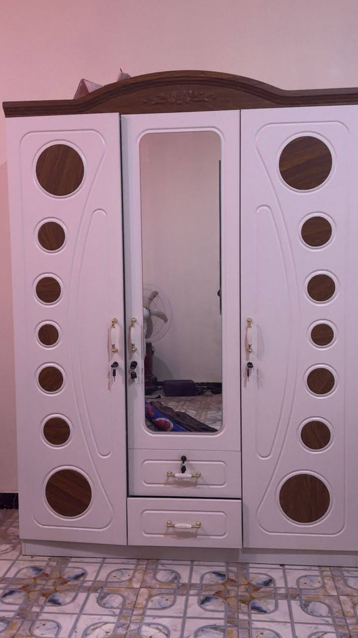 للبيع: غرفة نوم (نفر واحد) جديدة مع دوشك طبي
عرض مميز لغرفة نوم مفرد بتصميم عصري وأنيق، خشب درجة أولى ومتانة عالية، تتضمن:
​سرير + كمدينو + خزانة ملابس.
​دوشك (مرتبة) جديد تماماً ضغط عالي لراحة تامة.
​التفاصيل:
​الحالة: جديدة.
​الموقع: بغداد.
​السعر: 350 ألف دينار.
​للتواصل: ***********
