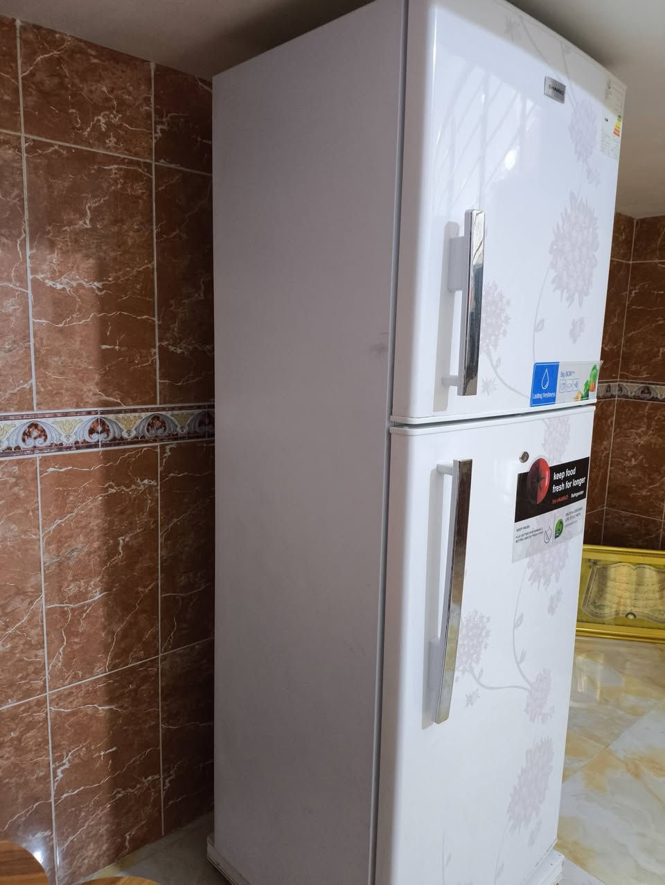 سلام عليكم ثلاجه من نوع SHARBO للبيع ما ناقصهه اي شي كامله مكمله تثليج فول مثل ما واضح بل صوره السعر =300 وبيه مجال حك الجيه 
هاذه رقمي . ***********
