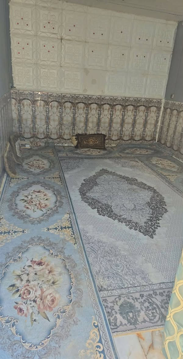 بيت عدال معالي بنزلت الغاز البيت يتكون من اغرف3 وهول اومطبخ اوبراني اوصحيات اوطارمه جبير المساحة 200متر البناء بلوك  اوبي كافت الخدمات اومدارس قريبه الجهد الهندسي جاي يشتغل بلشارع التبليط بلباب مشمول بلطابو زراعي مكاتبه عوزه بس الواجهيه يرادله لباخ االداخل كله سيراميك ب17قفل ***********
