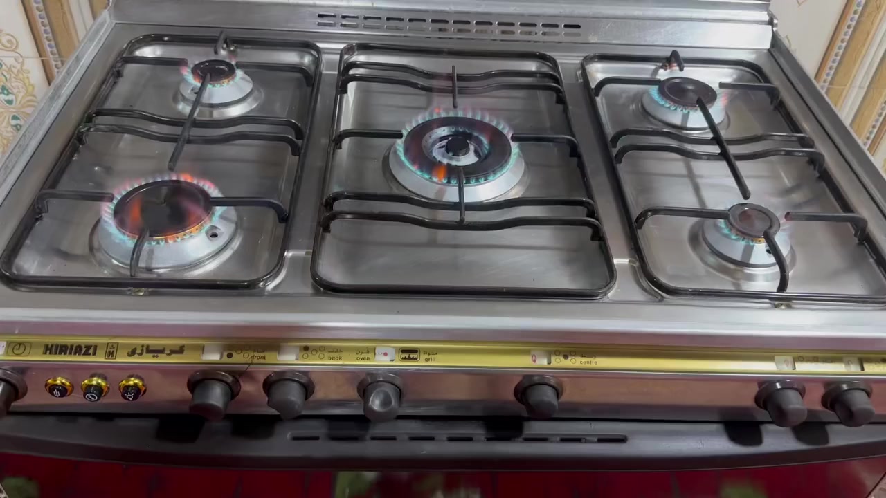 السلام عليكم
طباخ كريازي باب اول نظيف جدا اخو الجدبد  غراض كاملة افران شغالة ممتازة السعر 265 وبيه مجال بسيط 

عنواني مهندسين ***********بيه واتساب
