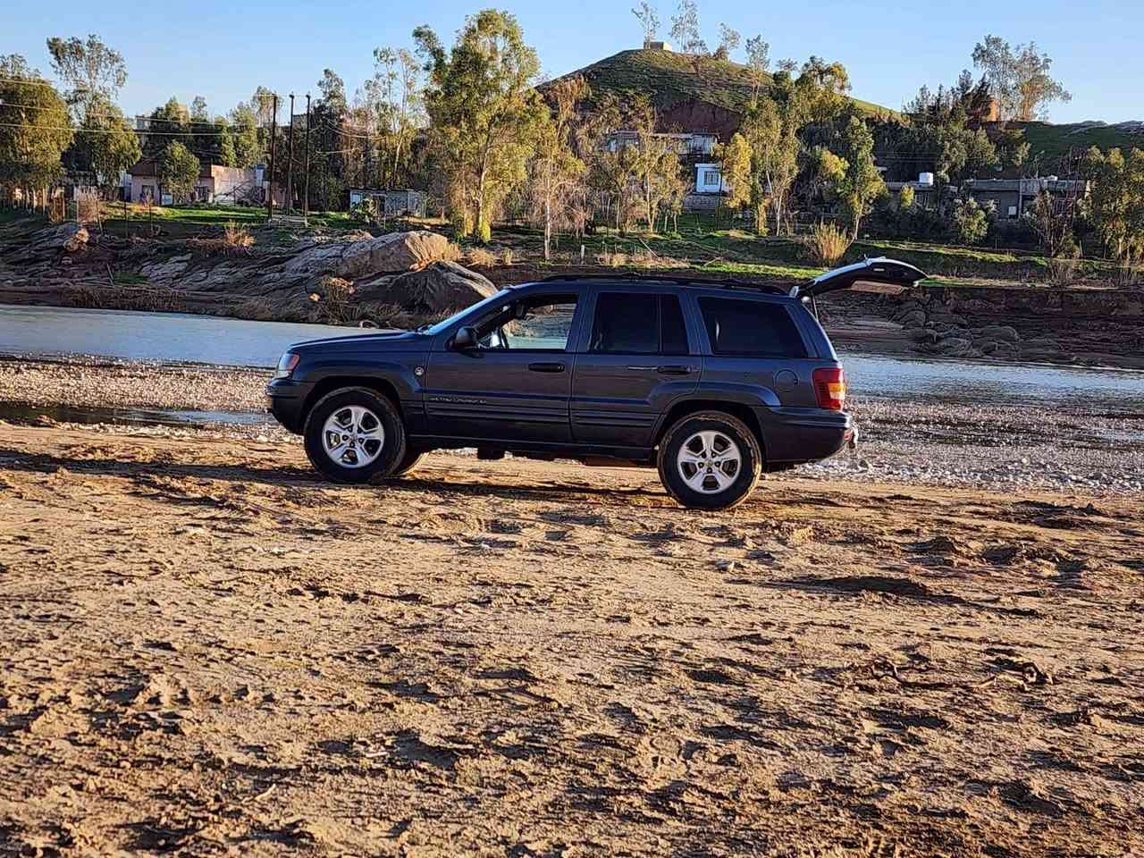 جيب 2001 لمتد  فول مواصفات ماشية ١٦٥   صدر أمامي خلفي اذا تسمع صوت طكه  الك حق   كير محرك جديد لوك حرفيا المحرك صارلة ١٠ ايام مشدود أوربي جديد ٨سلندر 
تبريد تدفئه كهربائيات كلها شغاله  كلوب نقص ماكو  ترايها حيل حلو حيل حيل اقتصاديه بصرف البانزين 
ولاكلوب يشغل بالدشبول  ضفيرة جديدة تشوف بعينك وتحكم   صبغ حزام بيها طخطخات بسيطه
  والهزه قبل اسبوع سويته جديد بشرط التحويل باسم صديقي بنفس اليوم تحولها 
السيارة مصروف عليها تشوف بعينك وتحكم سعرها ٦٥ وبيها مجال مكاني كركوك خلاف كلامي تاخذ كروتك مني 
كلشي موضحلك اقره المنشور وخابرني ***********
