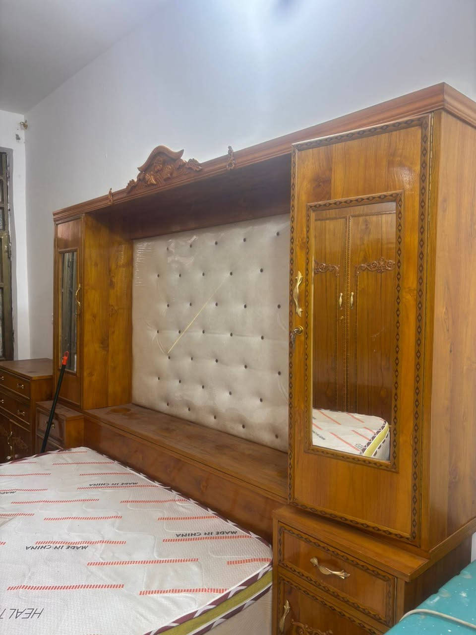 غرفه جديدة استعمال  شهر صاج عراقي  سعرها مليون ١٥٠  وياها دوشك تصميم حديث  اي زلغ مابيها *********** الحسينه
