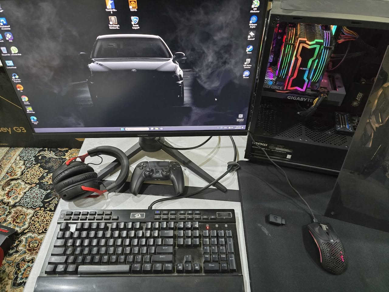 السلام عليكم 
تجميعة شخصية للبيع 

كاملة مكملة من كل شي 
ابيع التجميعة كلها ما ابيع قطع 

Gpu: 3050 rtx gigabyte

Cpu: intel core i5 10400f 2.9GHz

Ram: Ddr4 3600 xpg 16×2 

Storage : 
Hdd 1tb Toshiba 
Ssd 256gb agi
M.2 1tb samsung 990 pro with heatsink 

Powersupply: Rocket 500w silver  

Motherboard: gigabyte H410M S2H V3

Cpu cooler: Alseye heatpipe aircooler

Case: mid-tower rgb

الملحقات :
ماوس گلوريوس مودل o2 وايرلس
سماعات هايبر اكس كلاود 3 وايرلس
جويستك بلي 5 اصلي اسود
كيبورد ريدراكون ياما
ماوس باد گلوريوس 
يوبي اس اونلاين kstar 1kVA 24 Vdc

شاشة سامسونگ اوديسي G3 24g3f 
الحجم 24 
سرعة استجابة 1ms
144hz 

كل الكراتين موجودة 

السعر 1,100,000 وبيها مجال بسيط
عنواني بغداد الكرادة 
توصيل موجود (بعد دفع عربون رمزي)
*********** واتس وعادي
