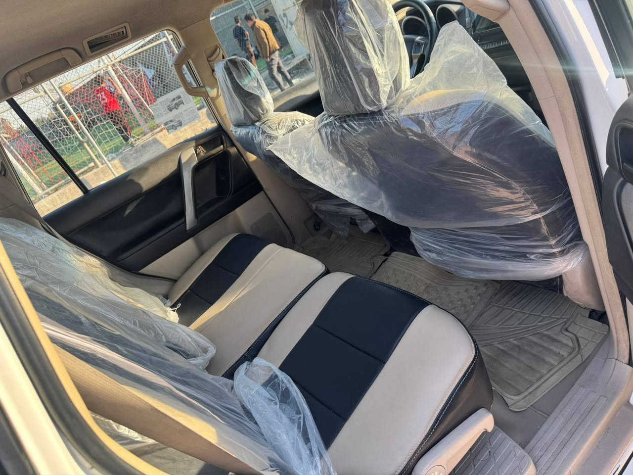 سلام عليكم
برادو  موديل 2010  خليجي 
 بيهة صبغ  بدون اي ضربة او تبديل سونر بل منشور 
مكينة وكير وحدادية وتخم تاير كلة جديد 
شادلهة منضومة غاز  جديدة  
تريد وكالة او تحويل بسم عربي 
عارضهة 155 وبيهة مجال بصيط 
***********
 مكان سيارة بغداد
